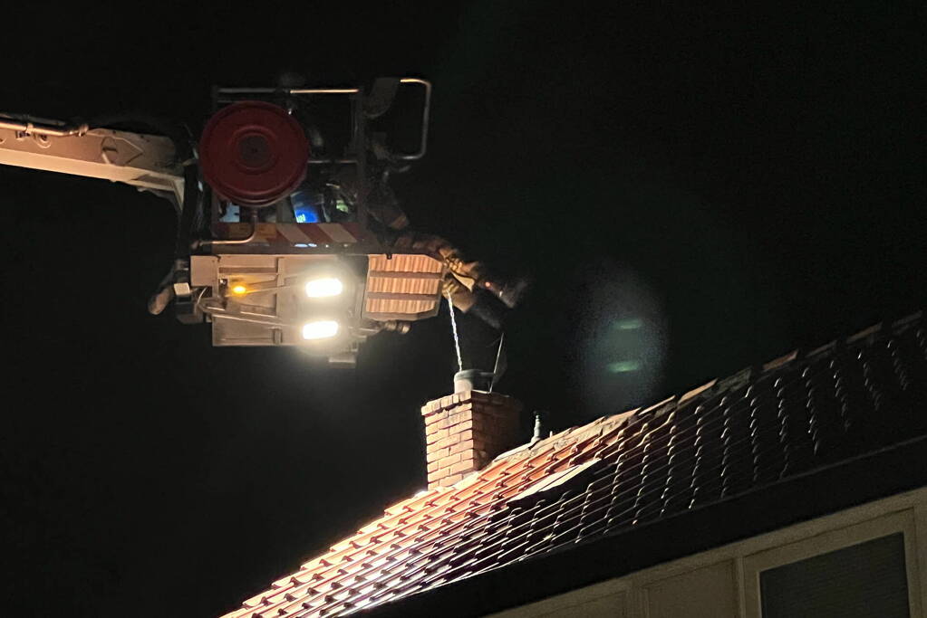 Brandweer veegt schoorsteen na brand