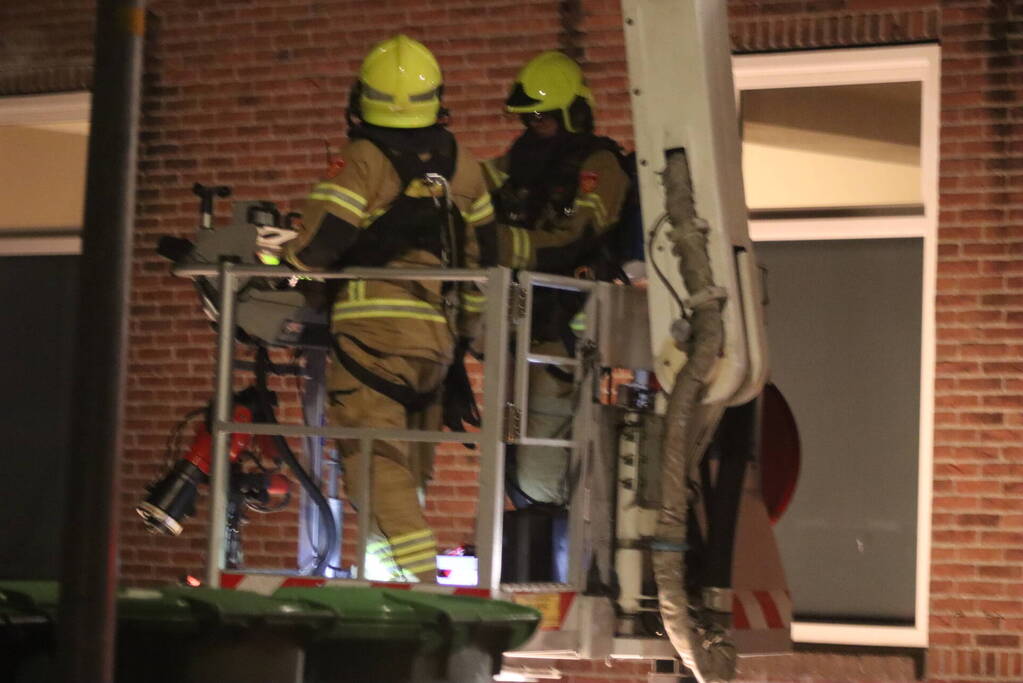 Brandweer veegt schoorsteen na brand