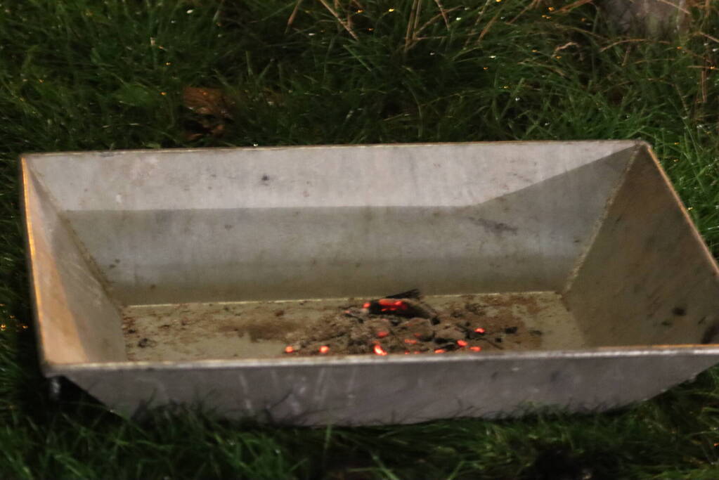 Brandweer veegt schoorsteen na brand