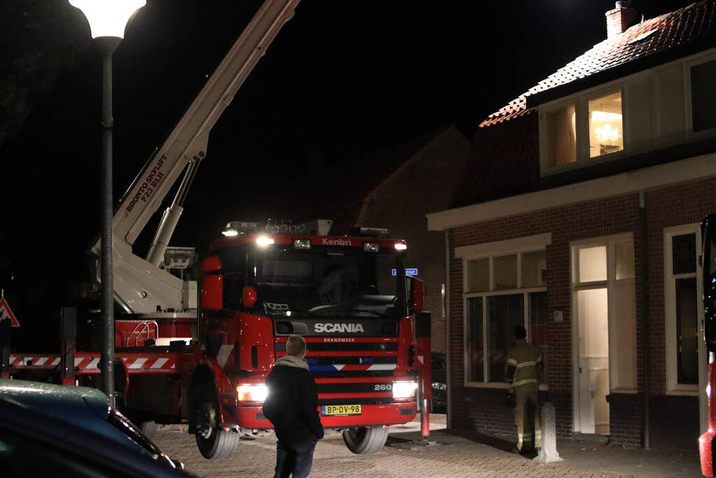 Brandweer veegt schoorsteen na brand