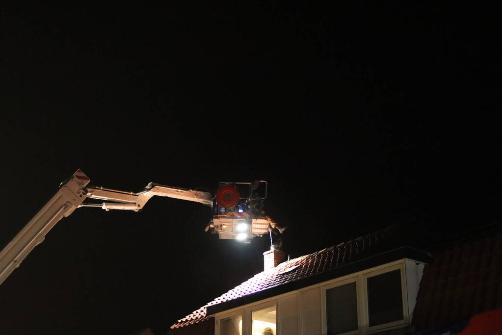 Brandweer veegt schoorsteen na brand