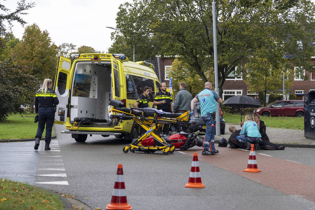 Motorrijder gaat onderuit en raakt gewond