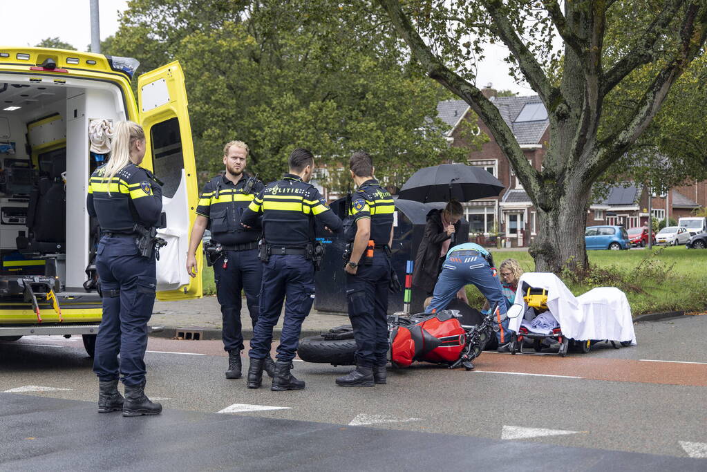 Motorrijder gaat onderuit en raakt gewond