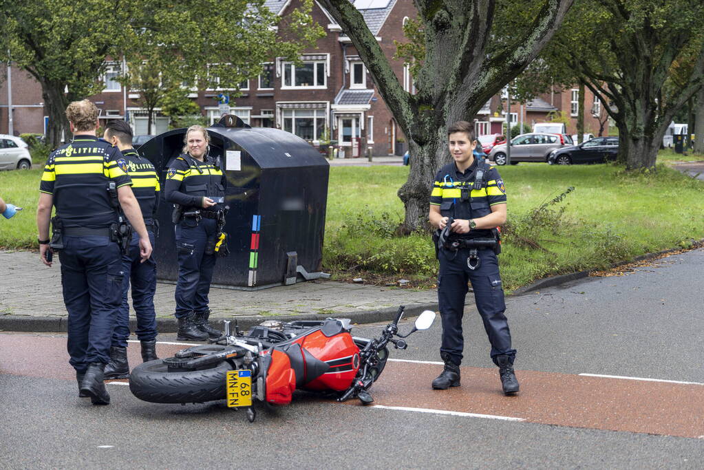 Motorrijder gaat onderuit en raakt gewond