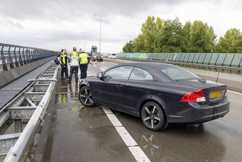 Bestuurder botst met auto tegen vangrail