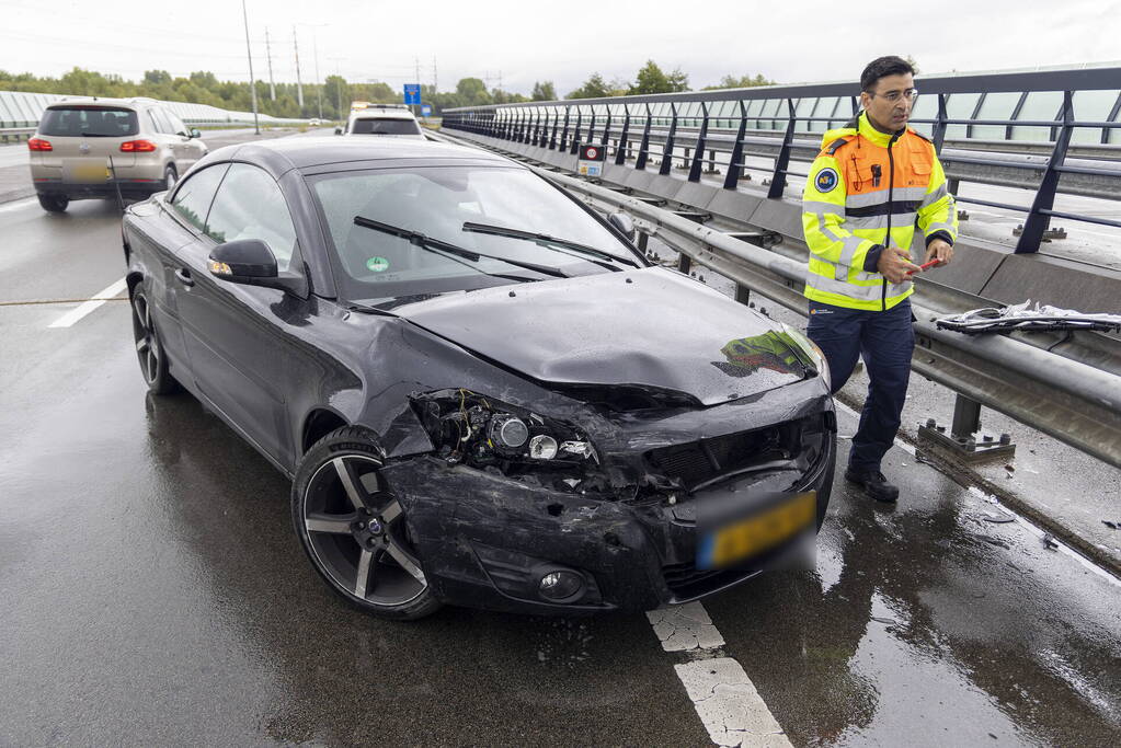 Bestuurder botst met auto tegen vangrail