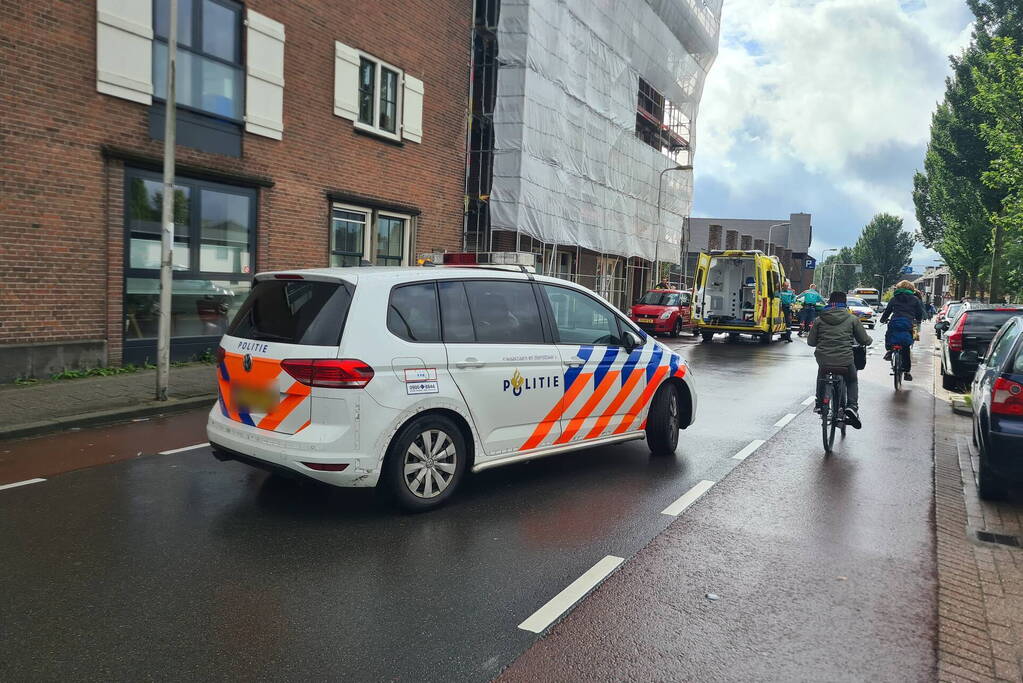 Vrouw op fiets gewond bij botsing met auto