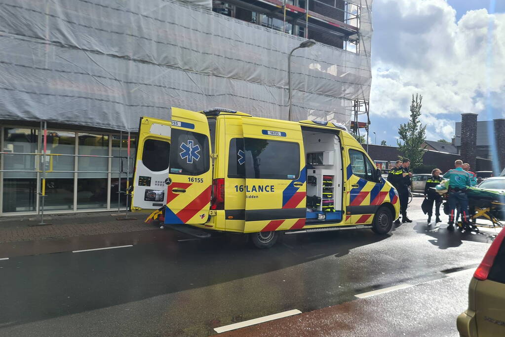 Vrouw op fiets gewond bij botsing met auto