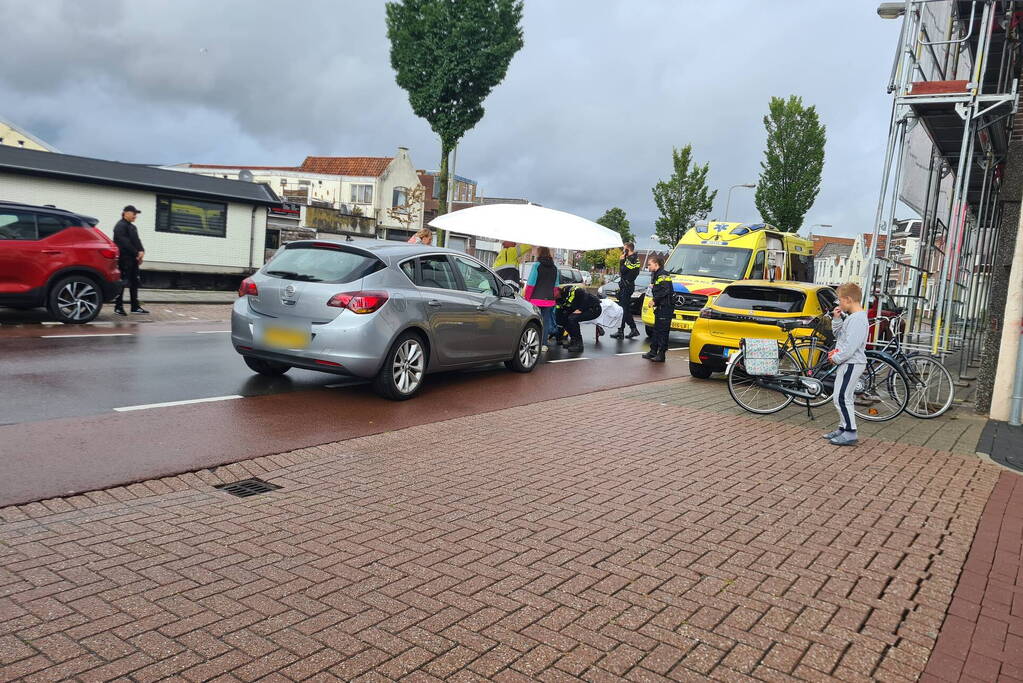 Vrouw op fiets gewond bij botsing met auto