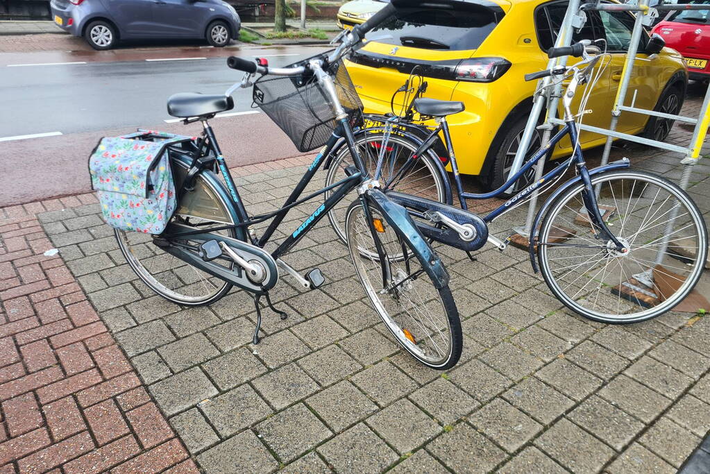 Vrouw op fiets gewond bij botsing met auto