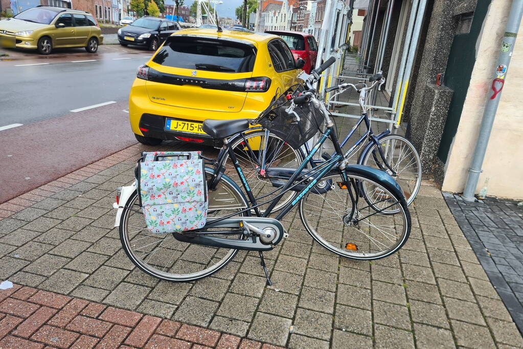 Vrouw op fiets gewond bij botsing met auto