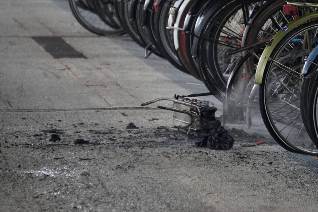 Elektrische fiets vliegt spontaan in brand