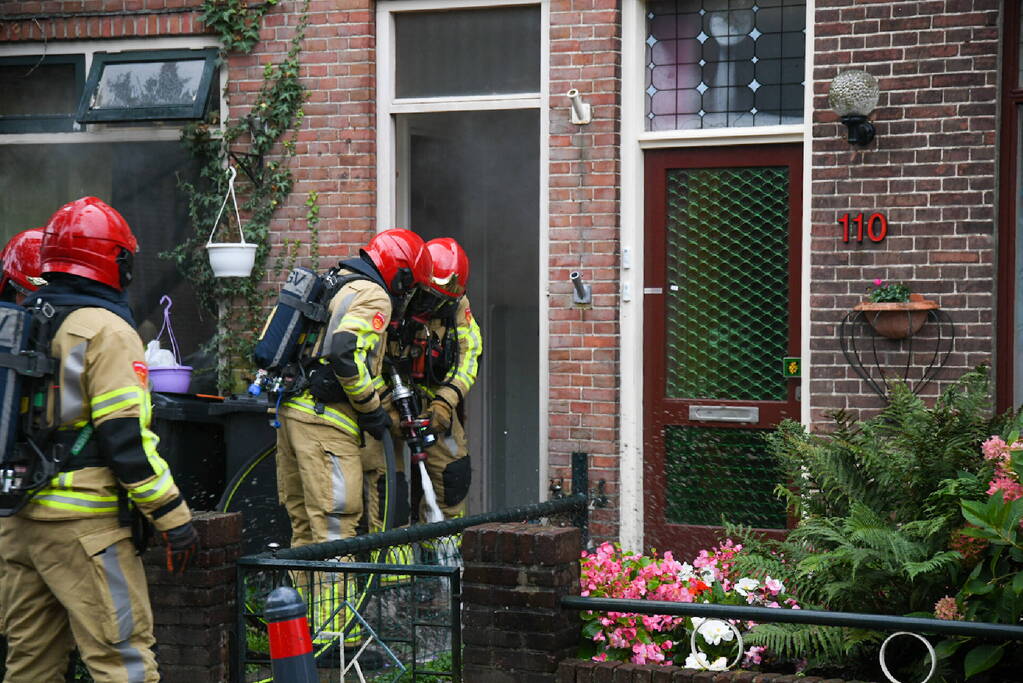 Stoel in woonkamer vliegt in brand