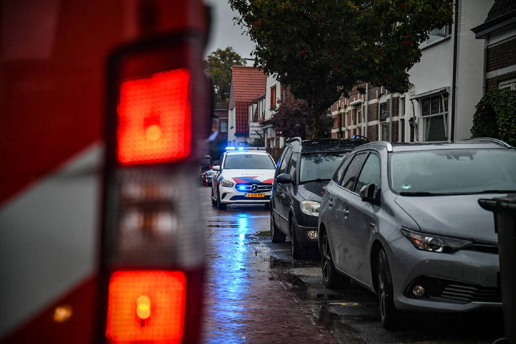 Stoel in woonkamer vliegt in brand
