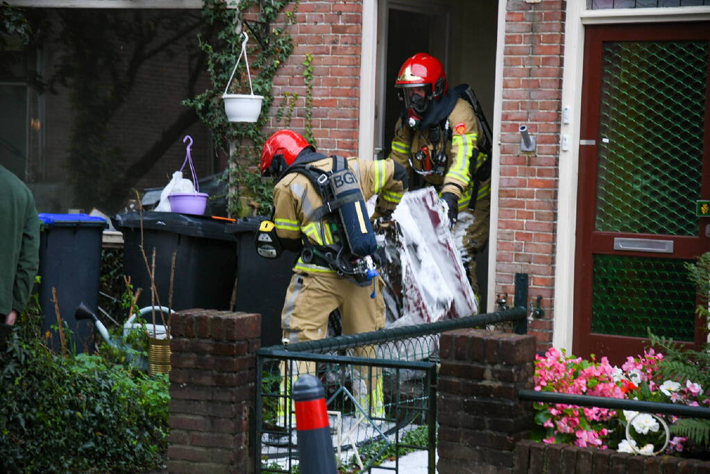 Stoel in woonkamer vliegt in brand