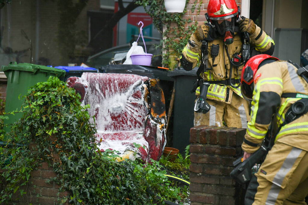 Stoel in woonkamer vliegt in brand