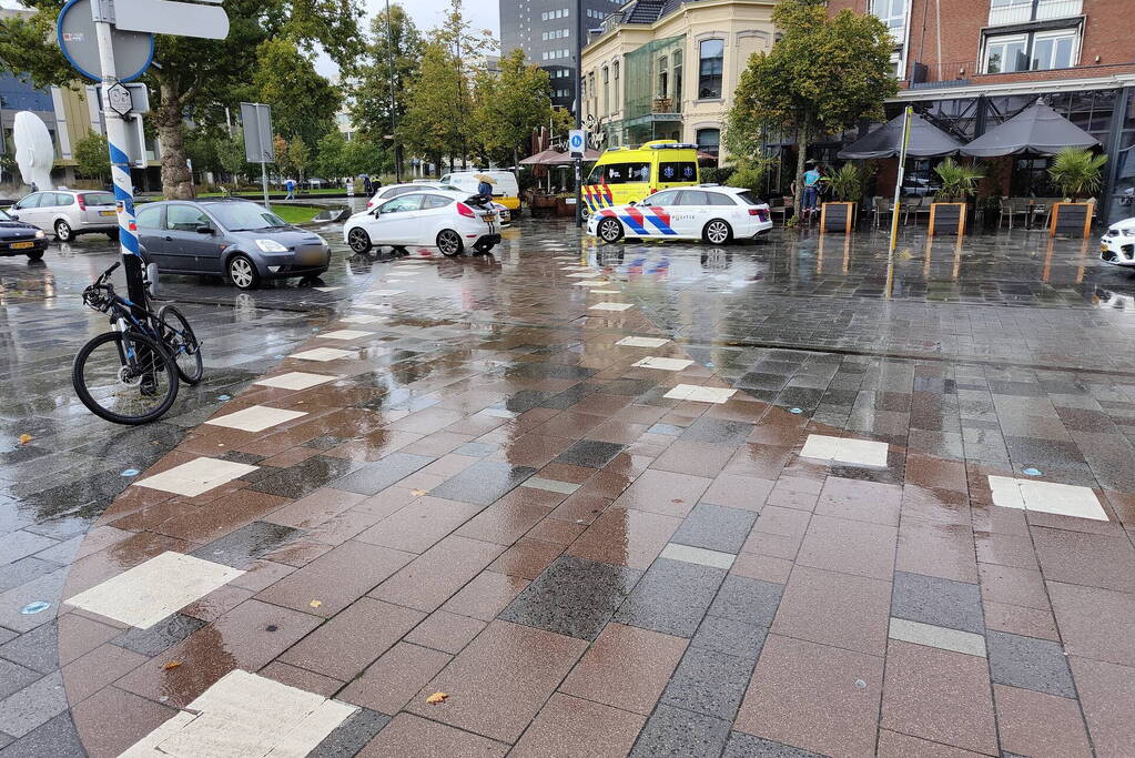 Fietser en automobilist met elkaar in botsing