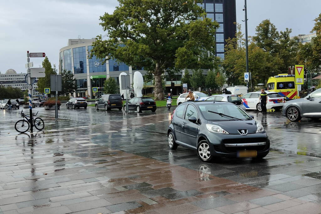 Fietser en automobilist met elkaar in botsing