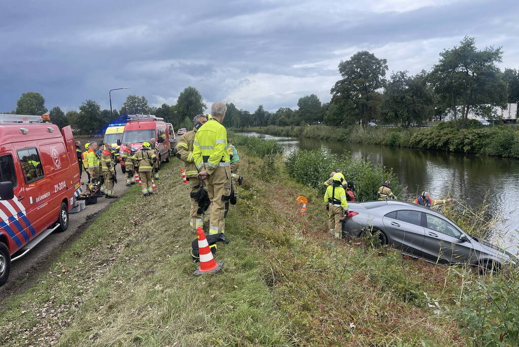 Auto belandt bijna te water
