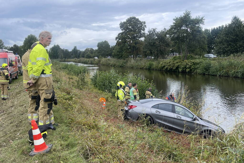 Auto belandt bijna te water