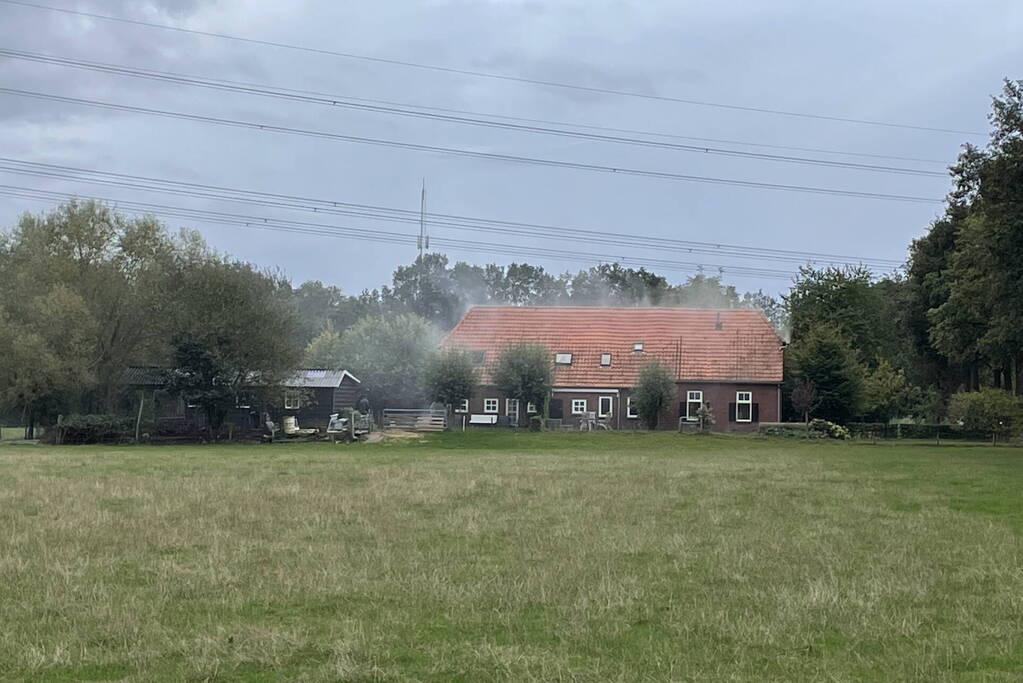 Veel rookontwikkeling bij brand in woonboerderij