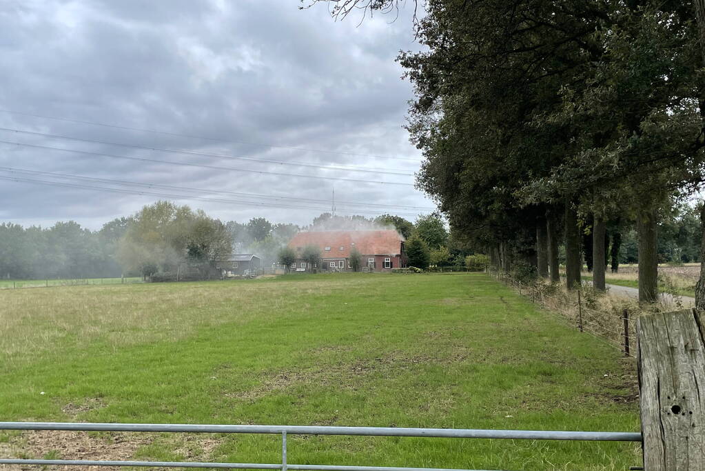 Veel rookontwikkeling bij brand in woonboerderij