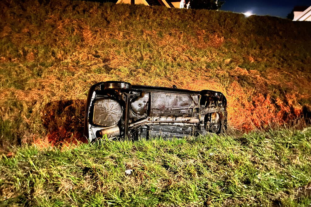 Automobilist vliegt uit de bocht en belandt in sloot