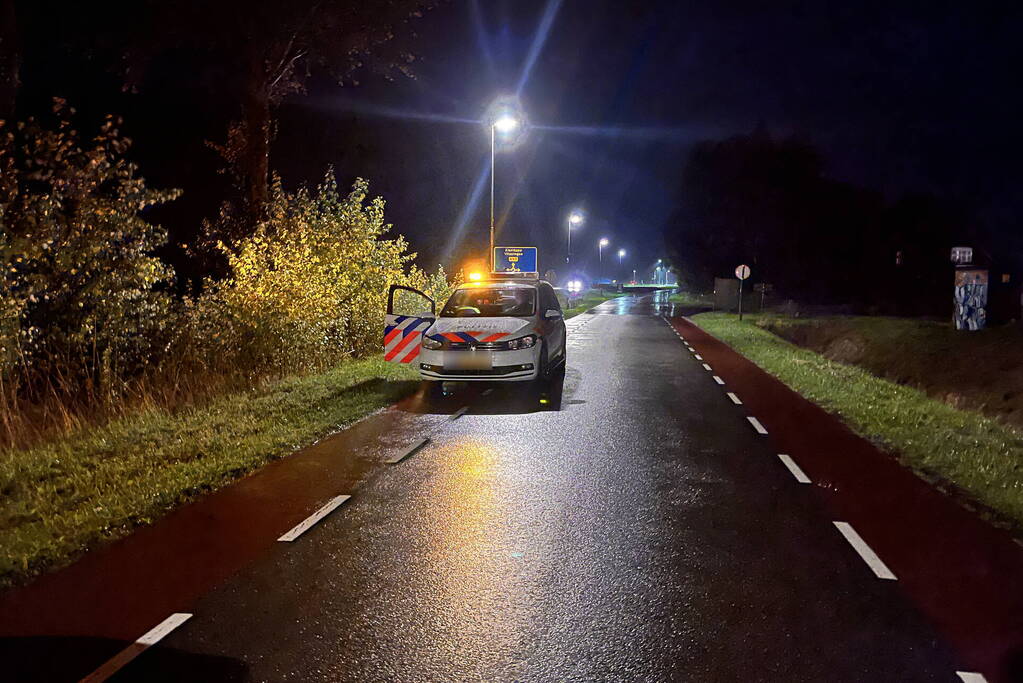 Automobilist vliegt uit de bocht en belandt in sloot