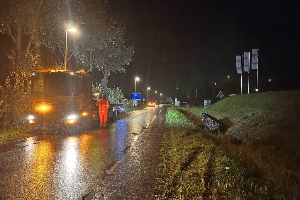Automobilist vliegt uit de bocht en belandt in sloot
