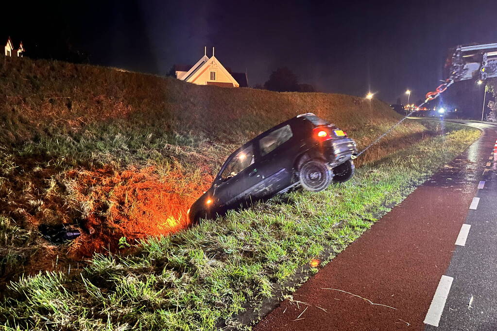 Automobilist vliegt uit de bocht en belandt in sloot