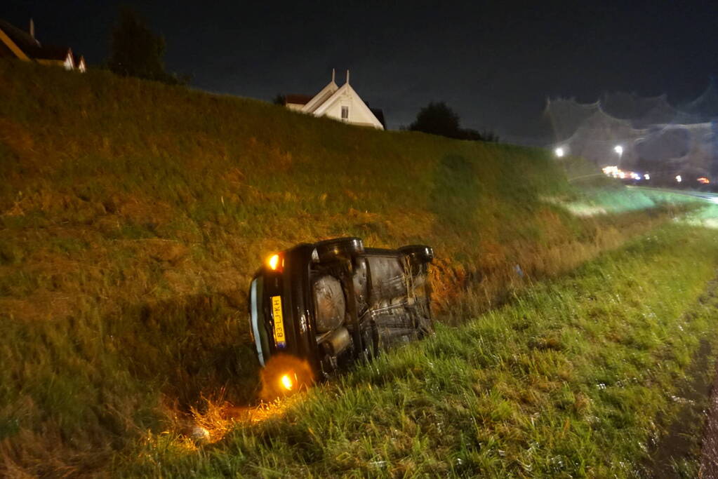 Automobilist vliegt uit de bocht en belandt in sloot