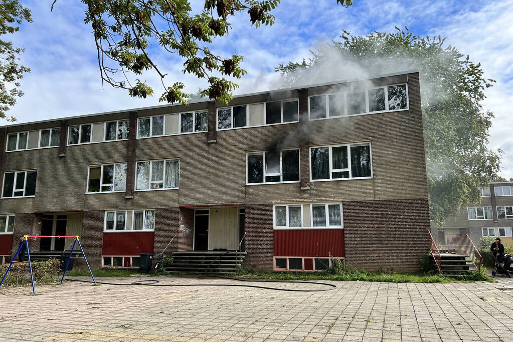 Veel zwarte rook bij woningbrand