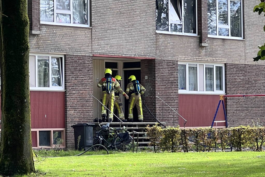 Veel zwarte rook bij woningbrand