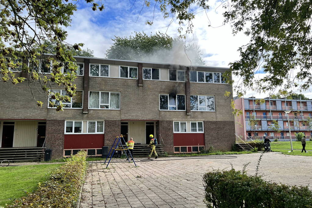 Veel zwarte rook bij woningbrand
