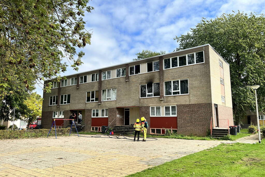 Veel zwarte rook bij woningbrand