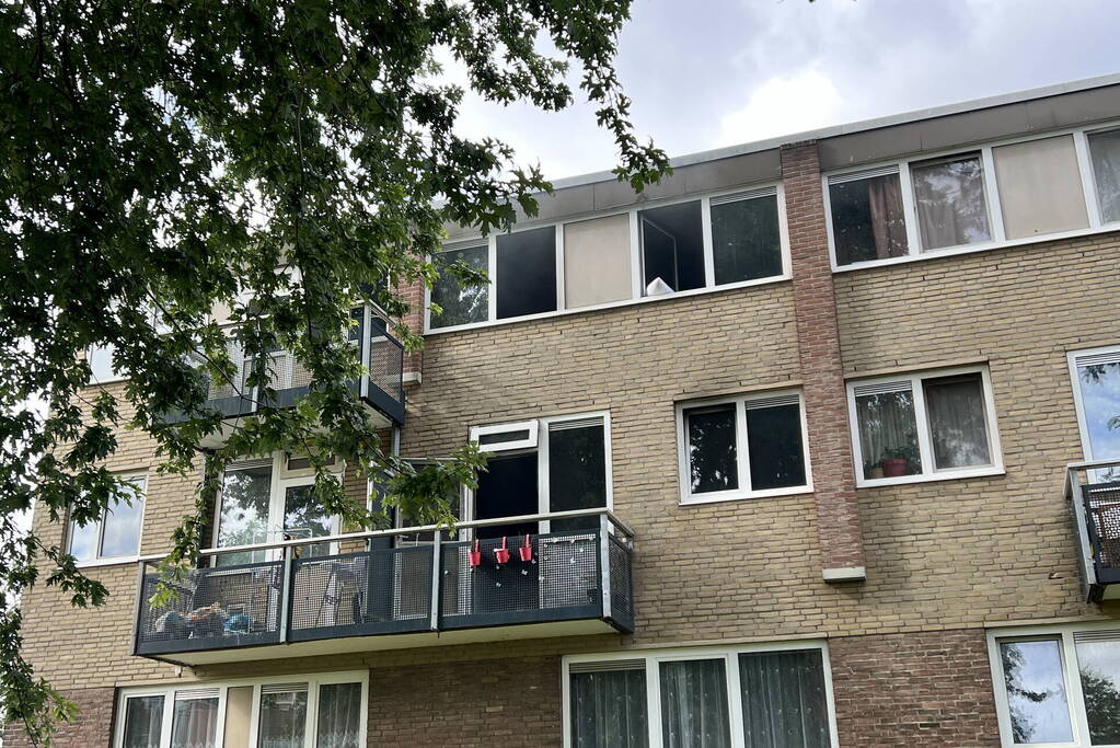 Veel zwarte rook bij woningbrand