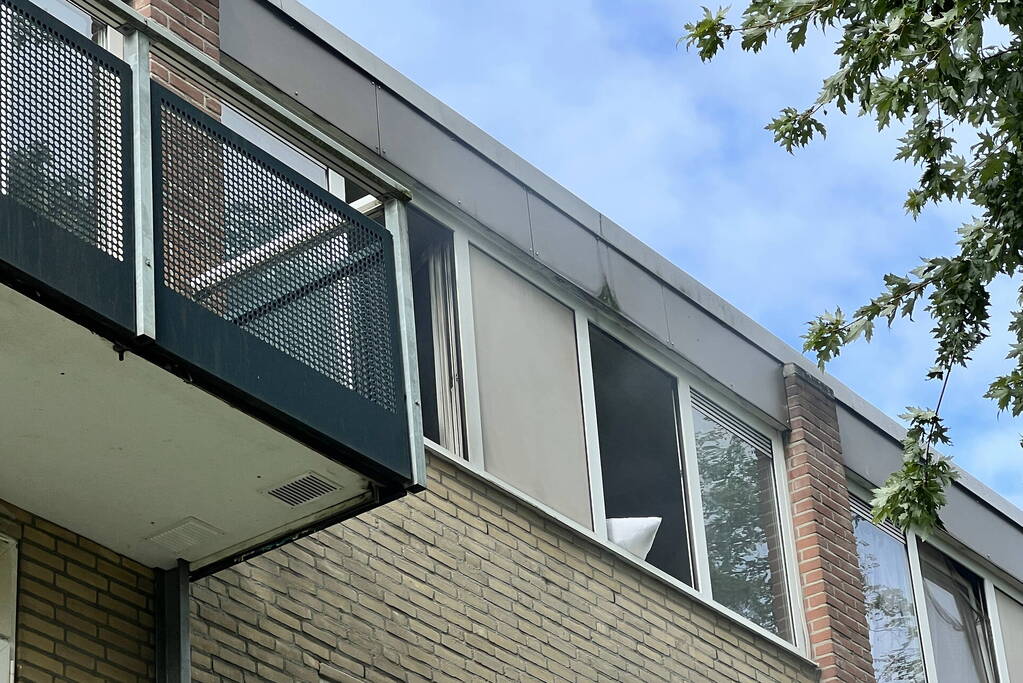 Veel zwarte rook bij woningbrand