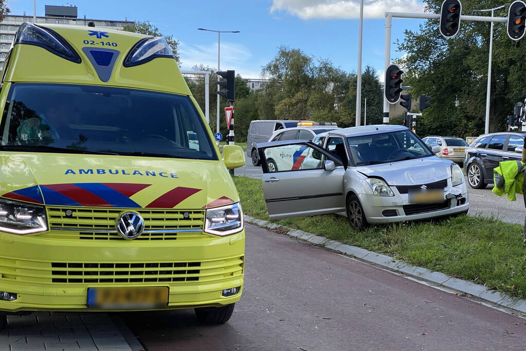 Twee personenwagens botsen achter op elkaar