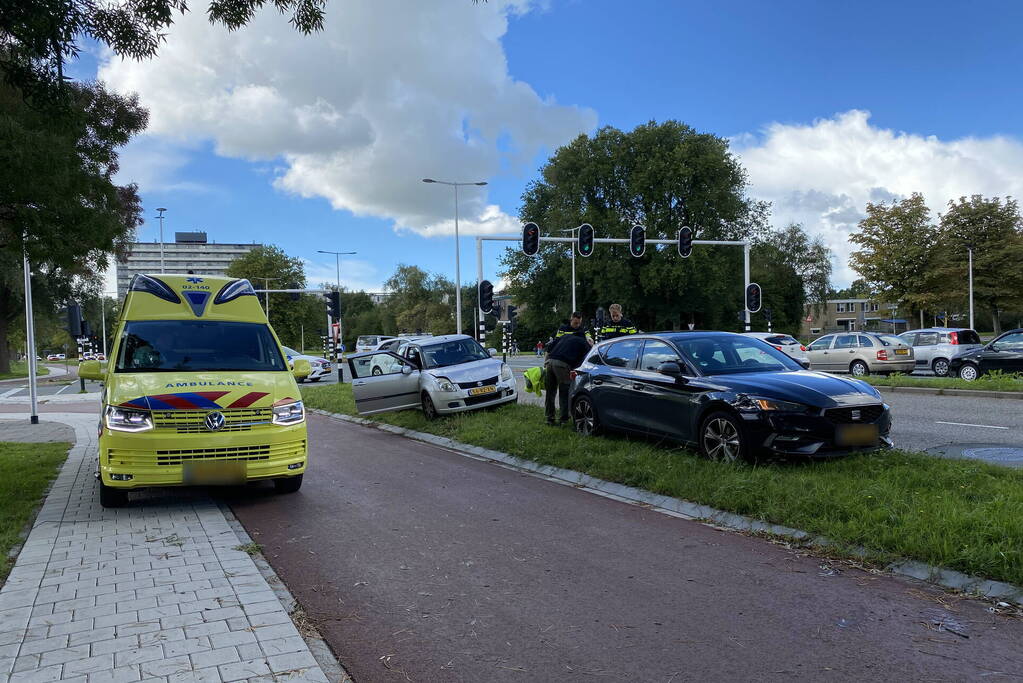 Twee personenwagens botsen achter op elkaar
