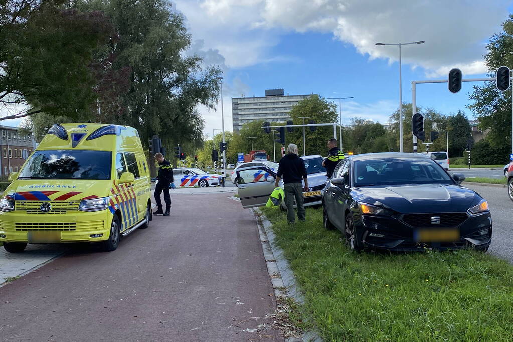 Twee personenwagens botsen achter op elkaar