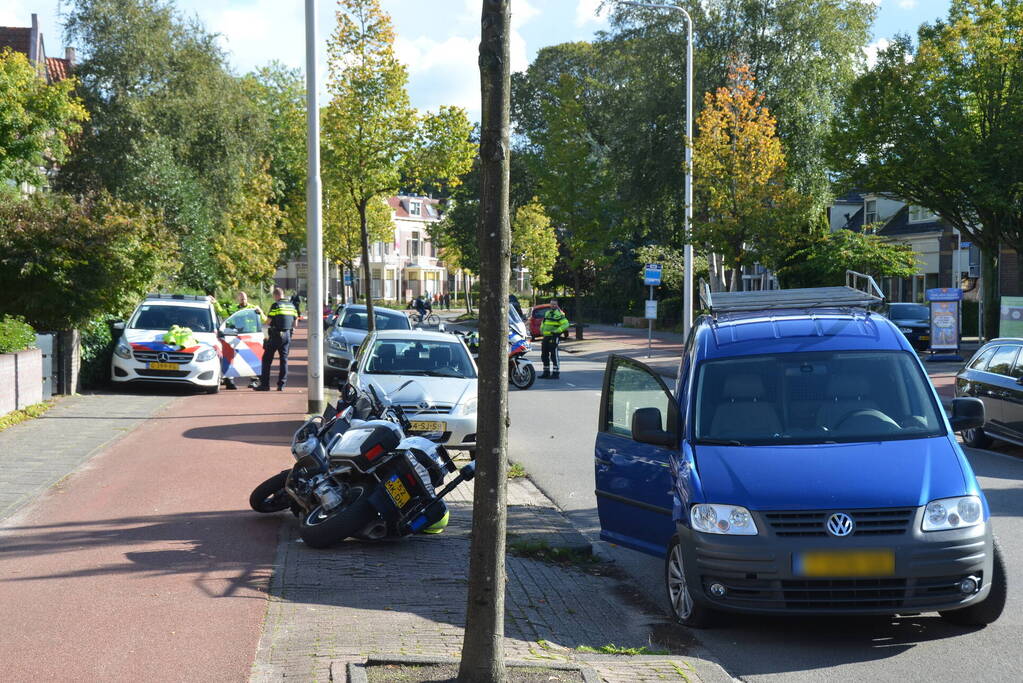 Motoragent gewond bij botsing met bestelbus