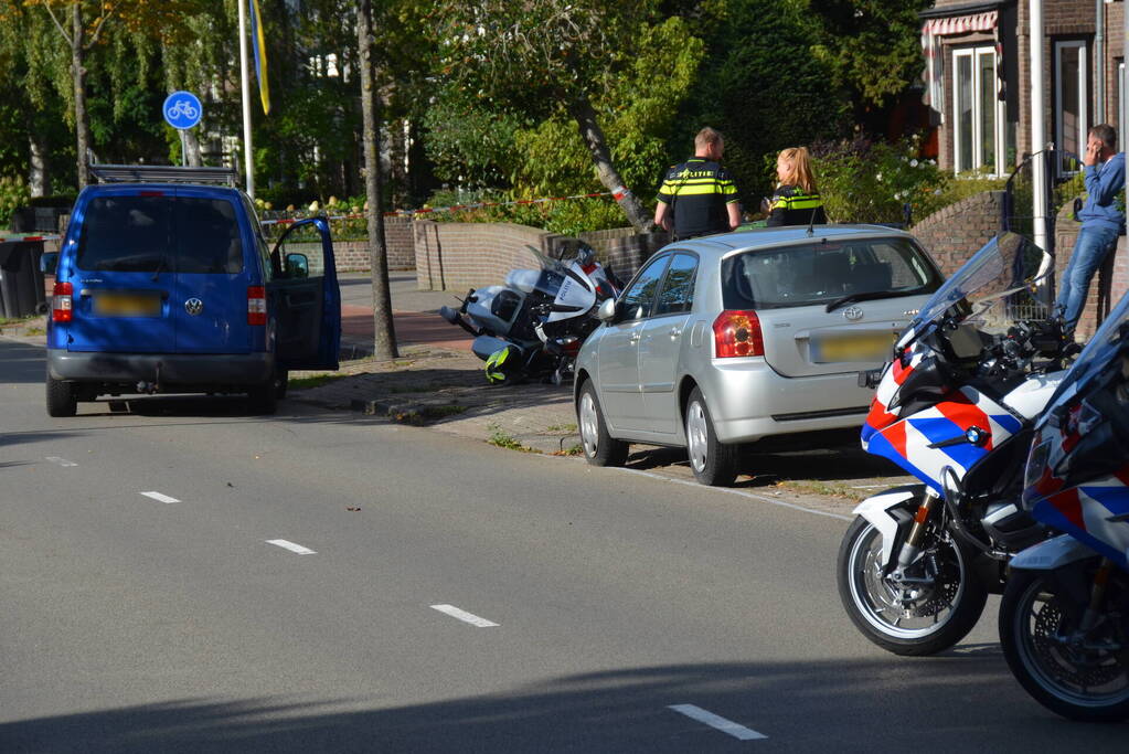 Motoragent gewond bij botsing met bestelbus