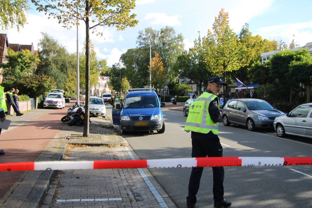 Motoragent gewond bij botsing met bestelbus