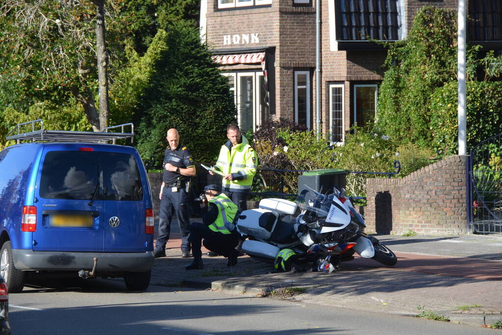 Motoragent gewond bij botsing met bestelbus