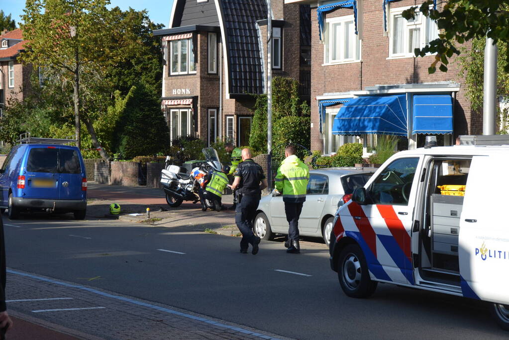 Motoragent gewond bij botsing met bestelbus