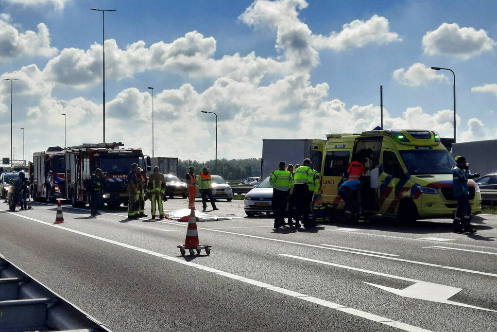 Traumahelikopter landt op snelweg na ernstig ongeval