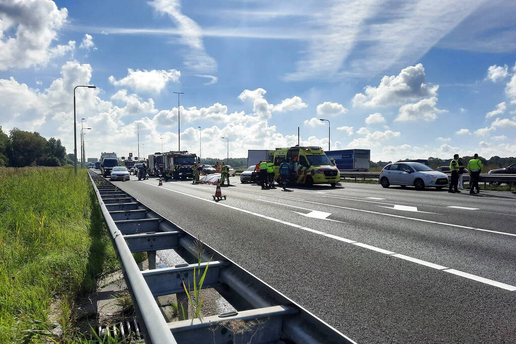 Traumahelikopter landt op snelweg na ernstig ongeval