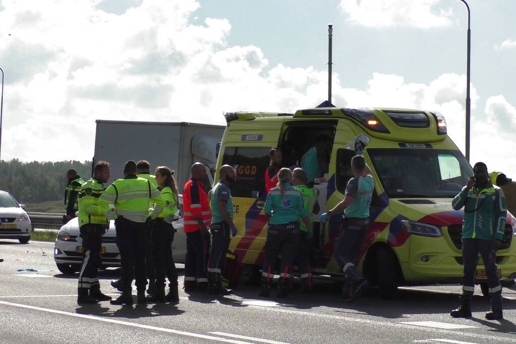 Traumahelikopter landt op snelweg na ernstig ongeval