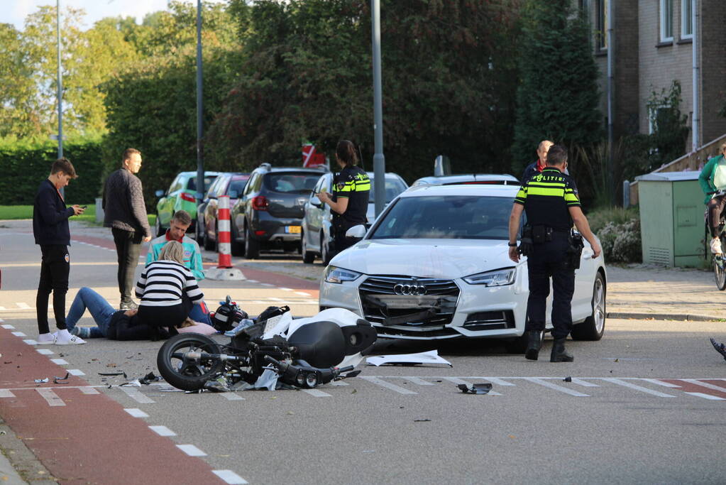 Scooterrijder geschept door auto