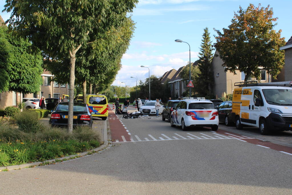 Scooterrijder geschept door auto